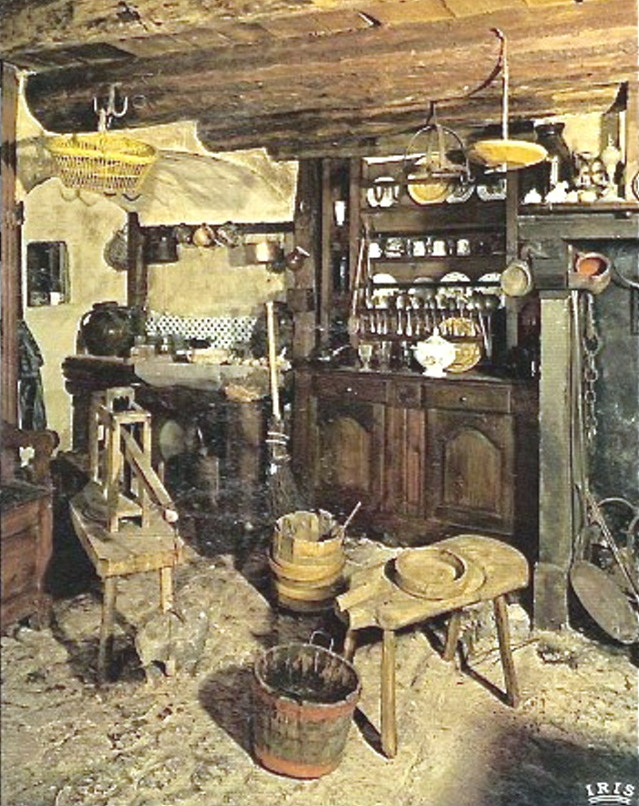 Dans un modeste intérieur, les outils pour la fabrication familiale du fromage.