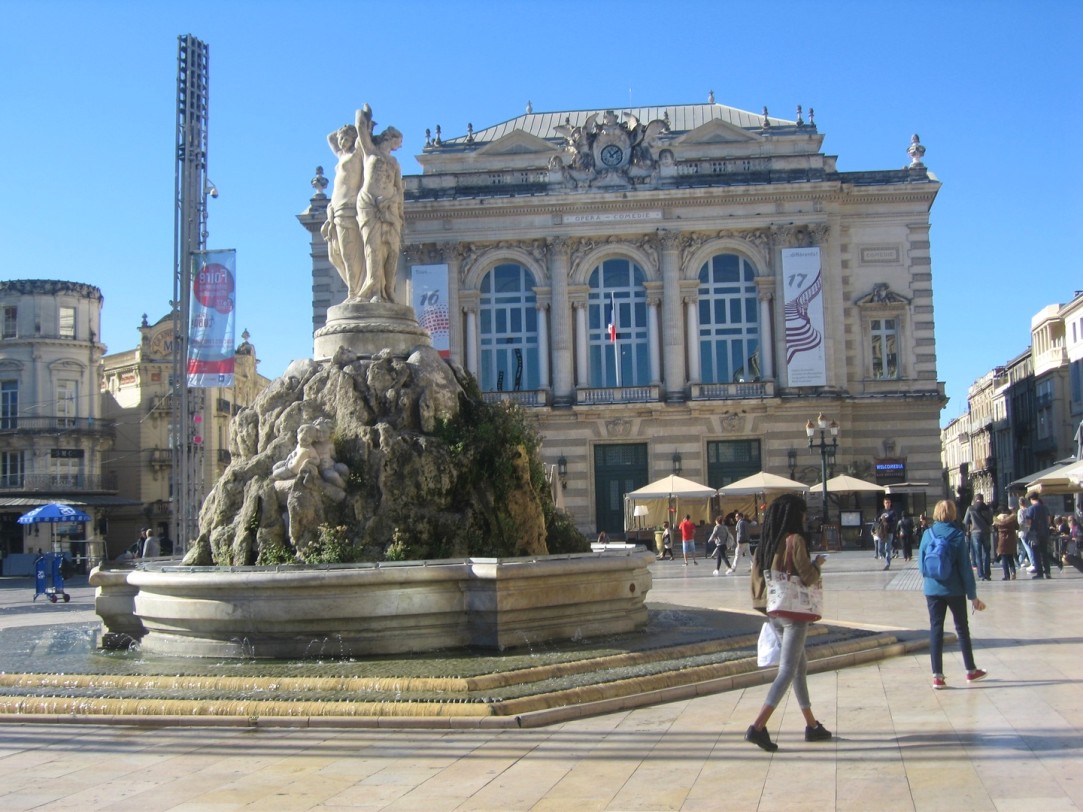Montpellier : Place de la comédie. L'opéra comédie et la statue des trois Grâces