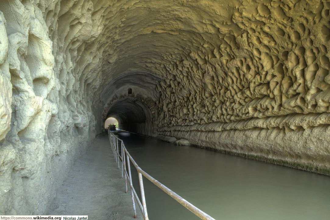 Le canal du midi au tunnel de Malpas sous la colline d'Ensérune 