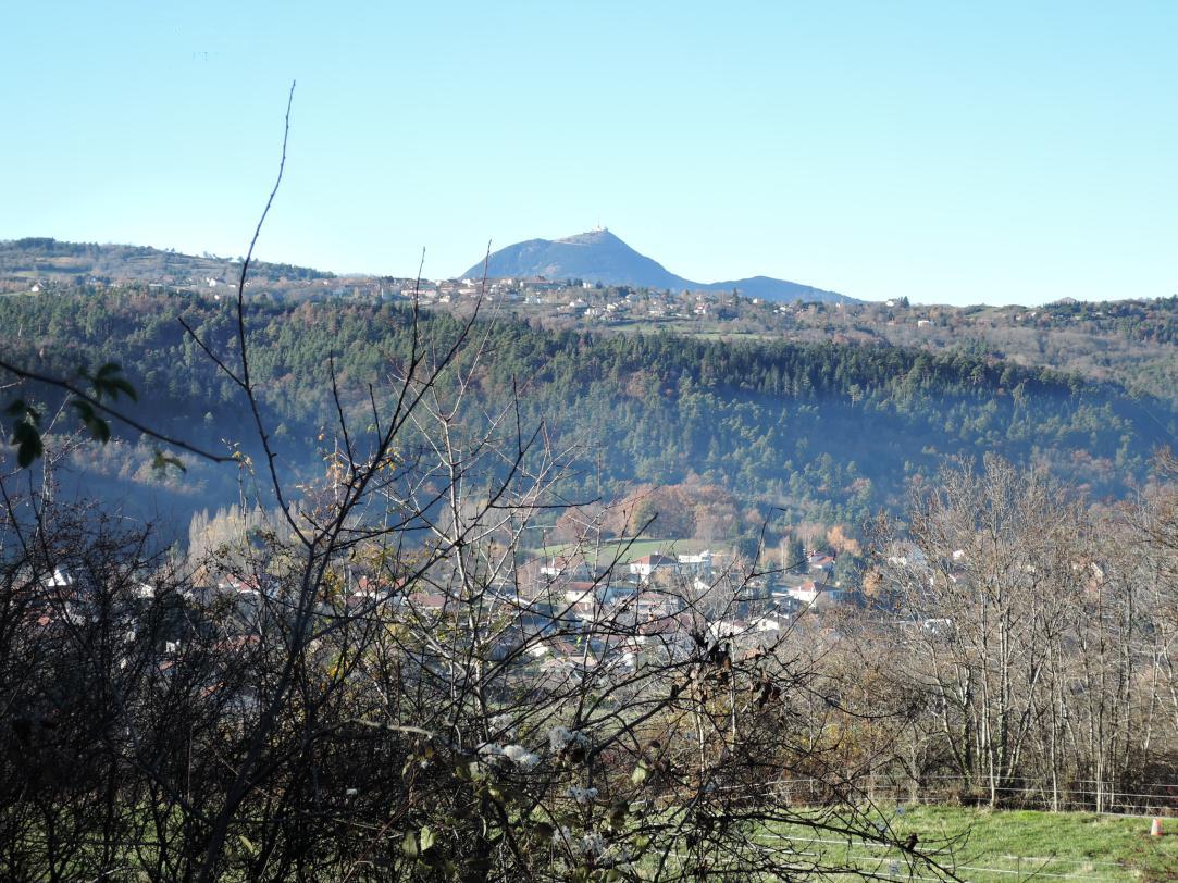 Au dessus de Saulzet, Berzet et le Puy de Dôme