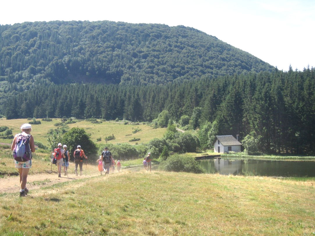 Les randonneurs de Ceyrat Boisséjour Nature en marche vers le lac de Montcineyre