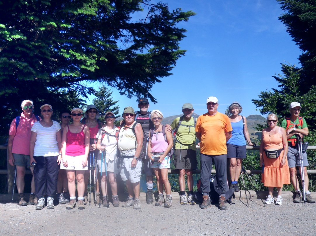 Les randonneurs de Ceyrat Boisséjour Nature en haut du Lac Pavin