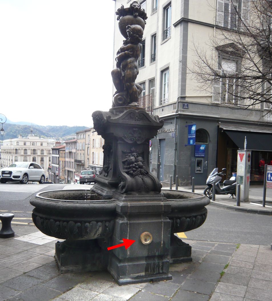 Repère fixé sur la fontaine de la Place Royale à Clermont