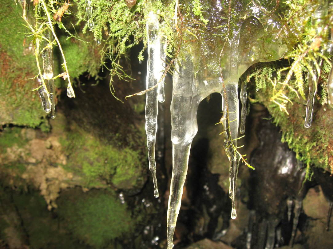 un trou de glace dans les cheires de Pontgibaud (11 mars 2015)