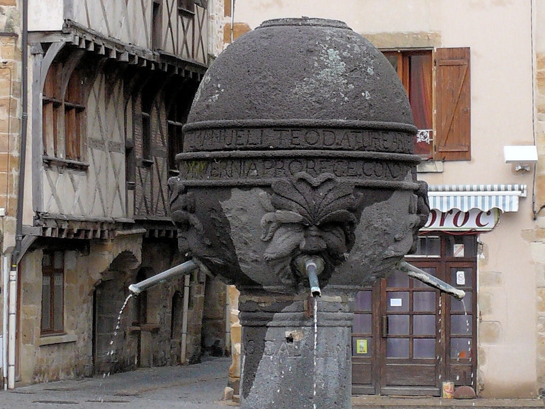 Vic le Comte, place du vieux marché, sur l’imposant globe-réservoir, quatre aegipans