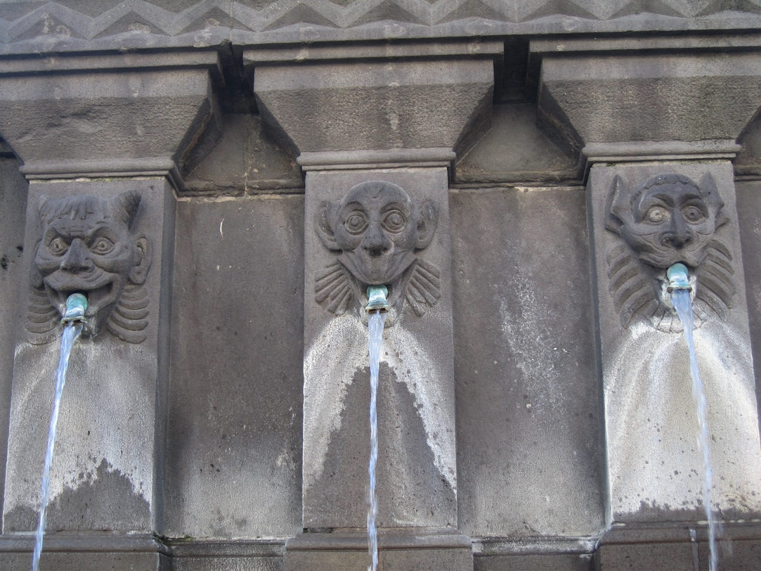 Fontaine place de la Victoire, têtes hideuses (singes, fauves, diables…)