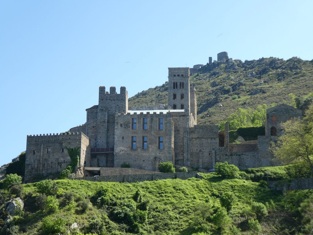 Monastère de Sant Pere de Rodes et au dessus le château en ruines de Sant Salvador de Verdera (12 avril 2017)