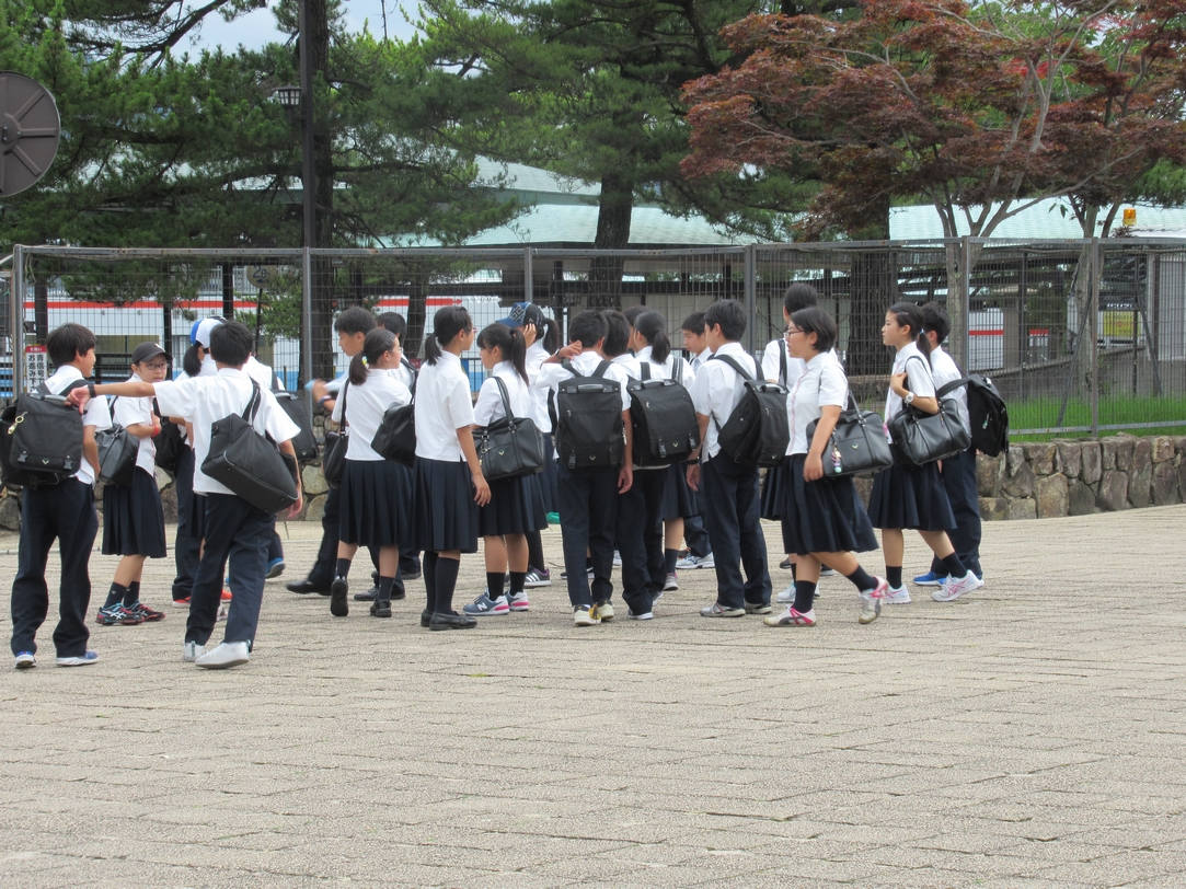 Des écoliers attendent le ferry (Miyajima, 26 juillet 2017)