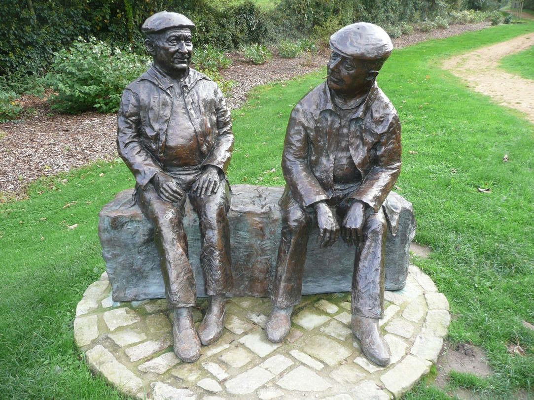 Statues de Jacques Prévert et de son ami Alexandre Trauner à Omoville la Petite