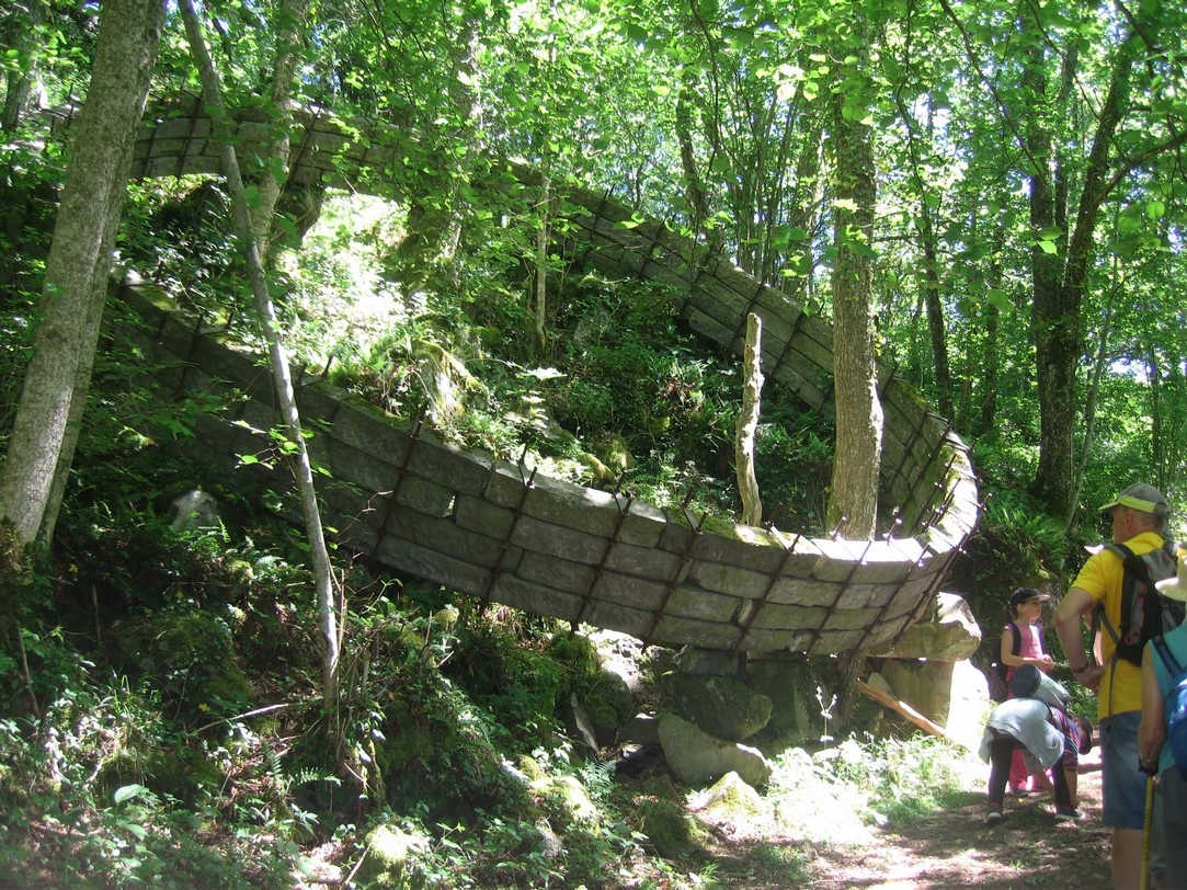 Au fil du chemin, d’autres sculptures impressionnantes : un anneau !